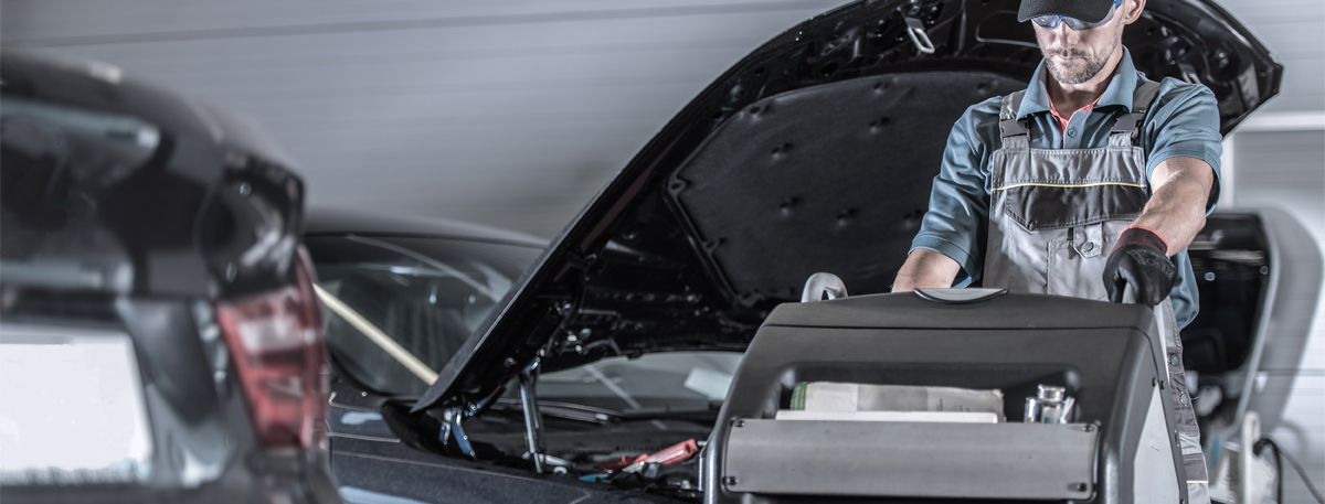 Mechanic doing a regas on a vehicle - Car Air Conditioning Abernethy, Perth